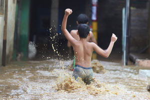 <p>Warga beraktivitas saat banjir merendam pemukiman padat di dekat bantaran kali Ciliwung kawasan Kebun Pala, Jakarta Timur, Selasa 22 September 2020. Curah hujan tinggi dan tingginya debit air di bendung katulampa Bogor, membuat sejumlah pemukiman warga yang berada di bantaran Ciliwung wilayah Jakarta terendam banjir. Foto: Ismail Pohan/TrenAsia</p>
