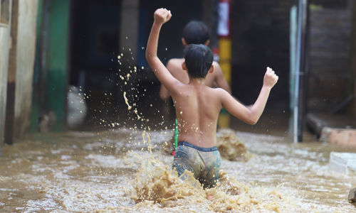<p>Warga beraktivitas saat banjir merendam pemukiman padat di dekat bantaran kali Ciliwung kawasan Kebun Pala, Jakarta Timur, Selasa 22 September 2020. Curah hujan tinggi dan tingginya debit air di bendung katulampa Bogor, membuat sejumlah pemukiman warga yang berada di bantaran Ciliwung wilayah Jakarta terendam banjir. Foto: Ismail Pohan/TrenAsia</p>