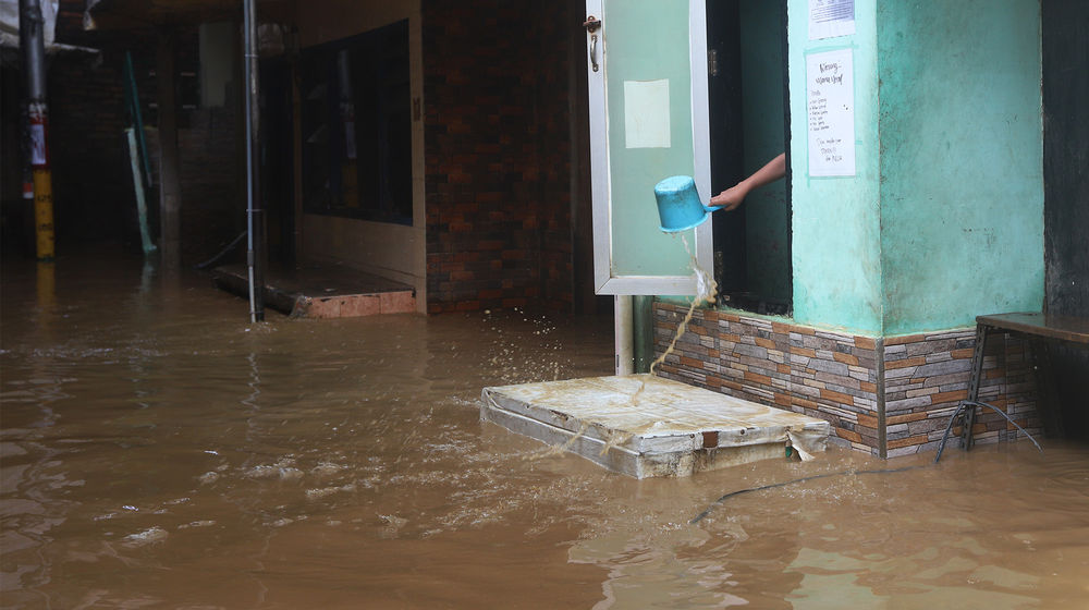 <p>Warga beraktivitas saat banjir merendam pemukiman padat di dekat bantaran kali Ciliwung kawasan Kebun Pala, Jakarta Timur, Selasa 22 September 2020. Curah hujan tinggi dan tingginya debit air di bendung katulampa Bogor, membuat sejumlah pemukiman warga yang berada di bantaran Ciliwung wilayah Jakarta terendam banjir. Foto: Ismail Pohan/TrenAsia</p>