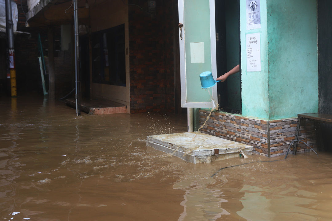 <p>Warga beraktivitas saat banjir merendam pemukiman padat di dekat bantaran kali Ciliwung kawasan Kebun Pala, Jakarta Timur, Selasa 22 September 2020. Curah hujan tinggi dan tingginya debit air di bendung katulampa Bogor, membuat sejumlah pemukiman warga yang berada di bantaran Ciliwung wilayah Jakarta terendam banjir. Foto: Ismail Pohan/TrenAsia</p>
