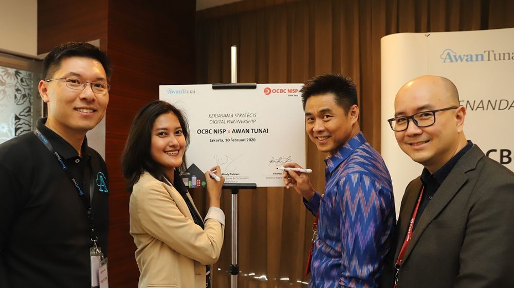 <p>Komisaris Utama dan Co-Founder AwanTunai Windy Natriavi didampingi oleh Direktur dan Co-Founder AwanTunai Dino Setiawan (paling kiri) dan Direktur Bank OCBC NISP Thomas Low (kedua dari kanan) didampingi oleh Head of Strategy and Innovation Bank OCBC NISP Ka Jit (paling kanan) menandatangi perjanjian kerja sama antara Bank OCBC NISP dan AwanTunai untuk membuka akses keuangan yang luas dan produktif kepada pelaku usaha mikro agar dapat mengembangkan usahanya lebih baik dan bersinambungan sehingga mampu memperkuat perekonomian Indonesia. / Dok. Bank OCBC NISP</p>
