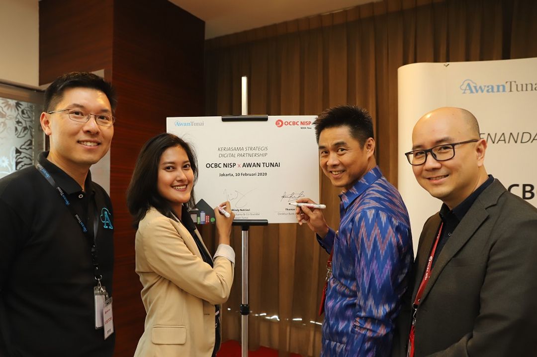 <p>Komisaris Utama dan Co-Founder AwanTunai Windy Natriavi didampingi oleh Direktur dan Co-Founder AwanTunai Dino Setiawan (paling kiri) dan Direktur Bank OCBC NISP Thomas Low (kedua dari kanan) didampingi oleh Head of Strategy and Innovation Bank OCBC NISP Ka Jit (paling kanan) menandatangi perjanjian kerja sama antara Bank OCBC NISP dan AwanTunai untuk membuka akses keuangan yang luas dan produktif kepada pelaku usaha mikro agar dapat mengembangkan usahanya lebih baik dan bersinambungan sehingga mampu memperkuat perekonomian Indonesia. / Dok. Bank OCBC NISP</p>
