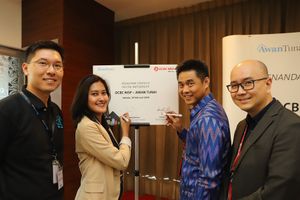 <p>Komisaris Utama dan Co-Founder AwanTunai Windy Natriavi didampingi oleh Direktur dan Co-Founder AwanTunai Dino Setiawan (paling kiri) dan Direktur Bank OCBC NISP Thomas Low (kedua dari kanan) didampingi oleh Head of Strategy and Innovation Bank OCBC NISP Ka Jit (paling kanan) menandatangi perjanjian kerja sama antara Bank OCBC NISP dan AwanTunai untuk membuka akses keuangan yang luas dan produktif kepada pelaku usaha mikro agar dapat mengembangkan usahanya lebih baik dan bersinambungan sehingga mampu memperkuat perekonomian Indonesia. / Dok. Bank OCBC NISP</p>
