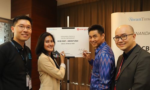 <p>Komisaris Utama dan Co-Founder AwanTunai Windy Natriavi didampingi oleh Direktur dan Co-Founder AwanTunai Dino Setiawan (paling kiri) dan Direktur Bank OCBC NISP Thomas Low (kedua dari kanan) didampingi oleh Head of Strategy and Innovation Bank OCBC NISP Ka Jit (paling kanan) menandatangi perjanjian kerja sama antara Bank OCBC NISP dan AwanTunai untuk membuka akses keuangan yang luas dan produktif kepada pelaku usaha mikro agar dapat mengembangkan usahanya lebih baik dan bersinambungan sehingga mampu memperkuat perekonomian Indonesia. / Dok. Bank OCBC NISP</p>
