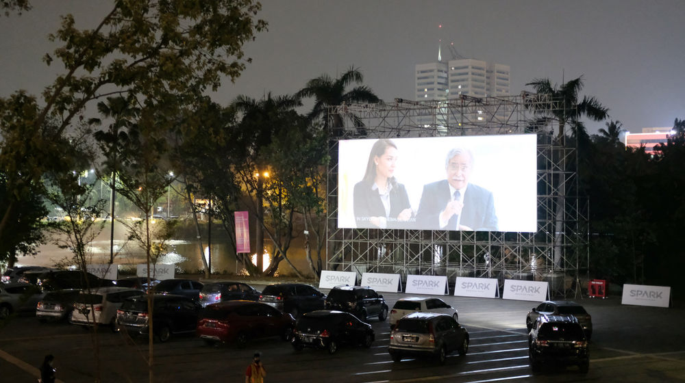 <p>Pengunjung menyaksikan film dari kendaraannya di area cinema drive-in yang diberi nama “Skylight Cinema” di Senayan Park, Jakarta, Minggu, 6 September 2020. Bioskop drive-in yang pertama hadir di Jakarta ini untuk memenuhi keinginan masyarakat menonton bioskop di area terbuka dengan menggunakan mobil pribadi sehingga penonton tidak perlu khawatir terpapar Covid-19 karena membatasi kontak langsung dengan orang lain selama menonton bioskop dengan protokol kesehatan yang diterapkan. Foto: Ismail Pohan/TrenAsia</p>
