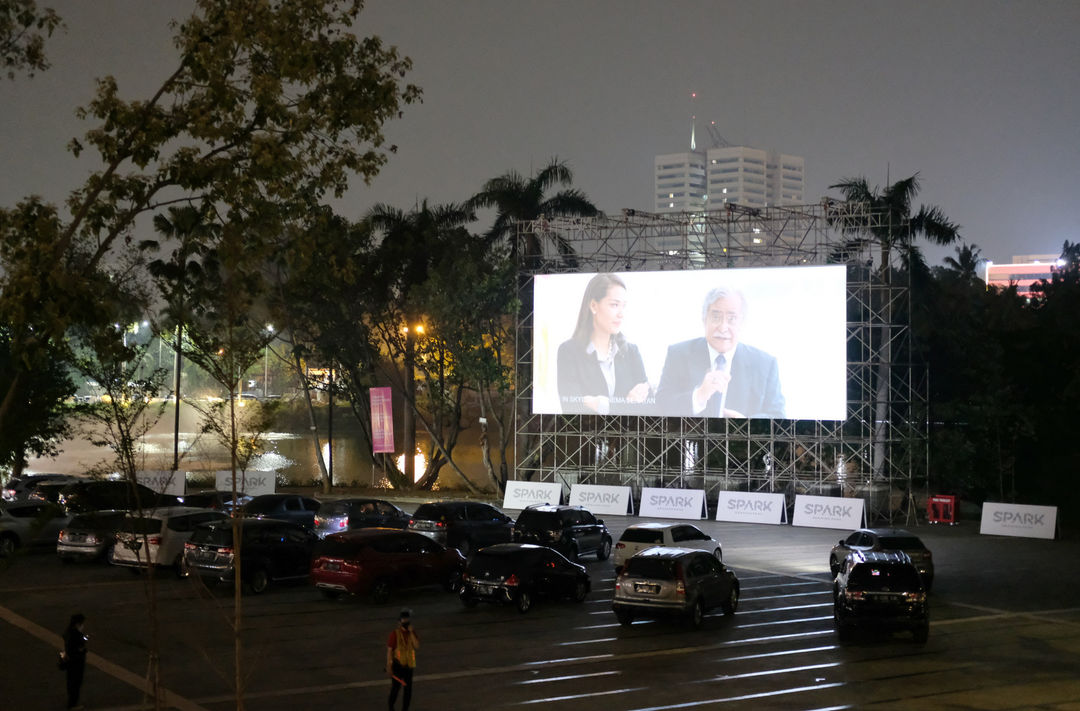 <p>Pengunjung menyaksikan film dari kendaraannya di area cinema drive-in yang diberi nama &#8220;Skylight Cinema&#8221; di Senayan Park, Jakarta, Minggu, 6 September 2020. Bioskop drive-in yang pertama hadir di Jakarta ini untuk memenuhi keinginan masyarakat menonton bioskop di area terbuka dengan menggunakan mobil pribadi sehingga penonton tidak perlu khawatir terpapar Covid-19 karena membatasi kontak langsung dengan orang lain selama menonton bioskop dengan protokol kesehatan yang diterapkan. Foto: Ismail Pohan/TrenAsia</p>
