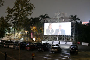 <p>Pengunjung menyaksikan film dari kendaraannya di area cinema drive-in yang diberi nama “Skylight Cinema” di Senayan Park, Jakarta, Minggu, 6 September 2020. Bioskop drive-in yang pertama hadir di Jakarta ini untuk memenuhi keinginan masyarakat menonton bioskop di area terbuka dengan menggunakan mobil pribadi sehingga penonton tidak perlu khawatir terpapar Covid-19 karena membatasi kontak langsung dengan orang lain selama menonton bioskop dengan protokol kesehatan yang diterapkan. Foto: Ismail Pohan/TrenAsia</p>
