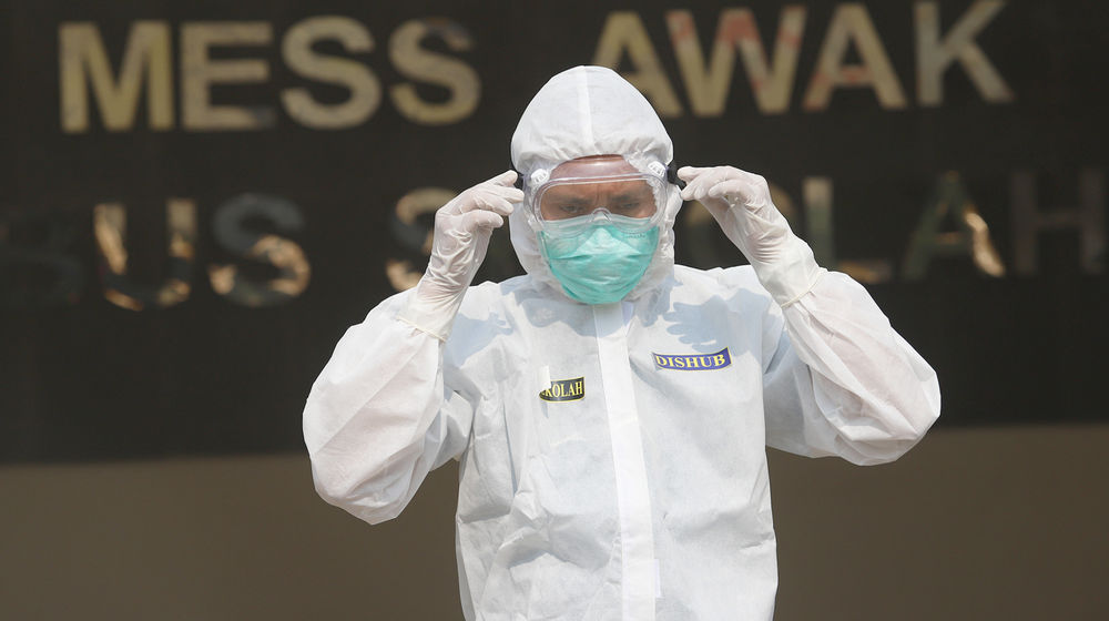 <p>Petugas dengan mengenakan alat pelindung diri (APD). Foto: Ismail Pohan/TrenAsia</p>
