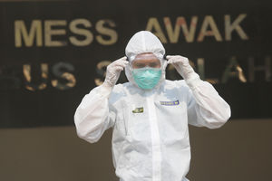 <p>Petugas dengan mengenakan alat pelindung diri (APD). Foto: Ismail Pohan/TrenAsia</p>
