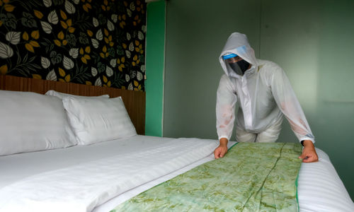 <p>Pekerja dengan menggunakan Alat Pelindung Diri (APD) beraktivitas di The Green Hotel, Bekasi, Jawa Barat, Kamis, 24 September 2020. Hotel ini mengajukan untuk tempat isolasi mandiri pasien Covid-19 ke pemerintah kota Bekasi setelah mendapatkan rekomendasi dari Perhimpunan Hotel dan Restoran Indonesia (PHRI) karena sudah berpengalaman dijadikan tempat isolasi sebelumnya. Dengan menyediakan total 90 kamar di dua lantai hotel ini diharapkan dapat membantu pemerintah dalam mengantisipasi lonjakan pasien Covid-19. Foto: Ismail Pohan/TrenAsia</p>
