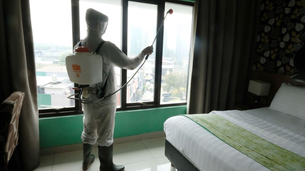 <p>Pekerja dengan menggunakan Alat Pelindung Diri (APD) menyemprotkan disinfektan di The Green Hotel, Bekasi, Jawa Barat, Kamis, 24 September 2020. Hotel ini mengajukan untuk tempat isolasi mandiri pasien Covid-19 ke pemerintah kota Bekasi setelah mendapatkan rekomendasi dari Perhimpunan Hotel dan Restoran Indonesia (PHRI) karena sudah berpengalaman dijadikan tempat isolasi sebelumnya. Dengan menyediakan total 90 kamar di dua lantai hotel ini diharapkan dapat membantu pemerintah dalam mengantisipasi lonjakan pasien Covid-19. Foto: Ismail Pohan/TrenAsia</p>
