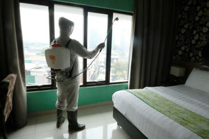 <p>Pekerja dengan menggunakan Alat Pelindung Diri (APD) menyemprotkan disinfektan di The Green Hotel, Bekasi, Jawa Barat, Kamis, 24 September 2020. Hotel ini mengajukan untuk tempat isolasi mandiri pasien Covid-19 ke pemerintah kota Bekasi setelah mendapatkan rekomendasi dari Perhimpunan Hotel dan Restoran Indonesia (PHRI) karena sudah berpengalaman dijadikan tempat isolasi sebelumnya. Dengan menyediakan total 90 kamar di dua lantai hotel ini diharapkan dapat membantu pemerintah dalam mengantisipasi lonjakan pasien Covid-19. Foto: Ismail Pohan/TrenAsia</p>