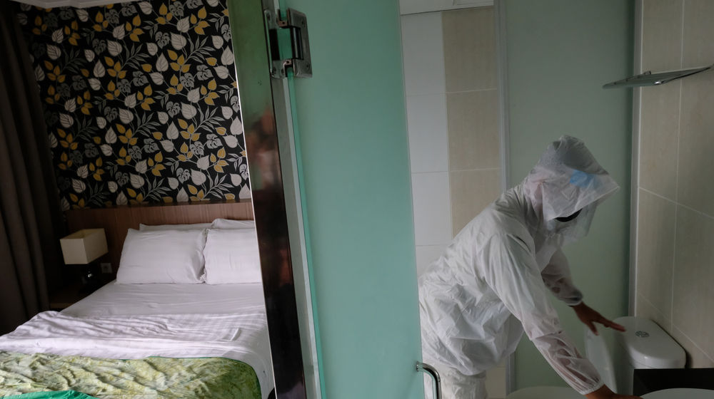 <p>Pekerja dengan menggunakan Alat Pelindung Diri (APD) beraktivitas di The Green Hotel, Bekasi, Jawa Barat, Kamis, 24 September 2020. Hotel ini mengajukan untuk tempat isolasi mandiri pasien Covid-19 ke pemerintah kota Bekasi setelah mendapatkan rekomendasi dari Perhimpunan Hotel dan Restoran Indonesia (PHRI) karena sudah berpengalaman dijadikan tempat isolasi sebelumnya. Dengan menyediakan total 90 kamar di dua lantai hotel ini diharapkan dapat membantu pemerintah dalam mengantisipasi lonjakan pasien Covid-19. Foto: Ismail Pohan/TrenAsia</p>