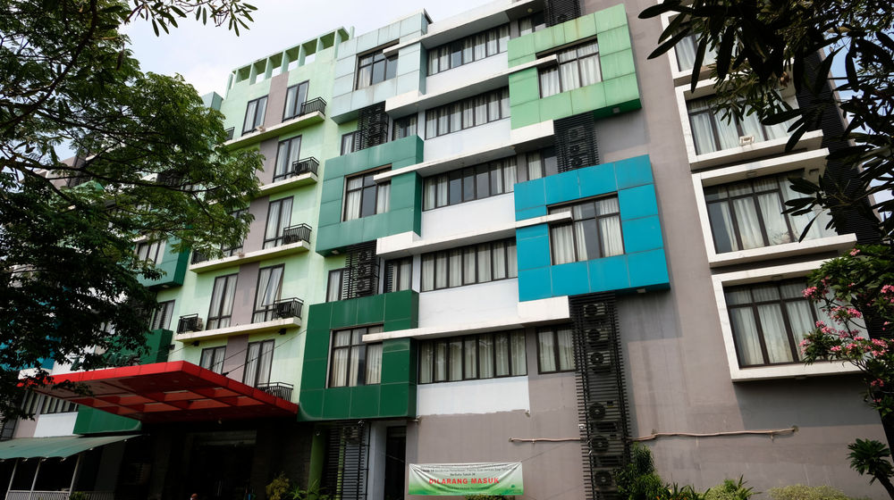 <p>Suasana The Green Hotel, Bekasi, Jawa Barat, Kamis, 24 September 2020. Hotel ini mengajukan untuk tempat isolasi mandiri pasien Covid-19 ke pemerintah kota Bekasi setelah mendapatkan rekomendasi dari Perhimpunan Hotel dan Restoran Indonesia (PHRI) karena sudah berpengalaman dijadikan tempat isolasi sebelumnya. Dengan menyediakan total 90 kamar di dua lantai hotel ini diharapkan dapat membantu pemerintah dalam mengantisipasi lonjakan pasien Covid-19. Foto: Ismail Pohan/TrenAsia</p>
