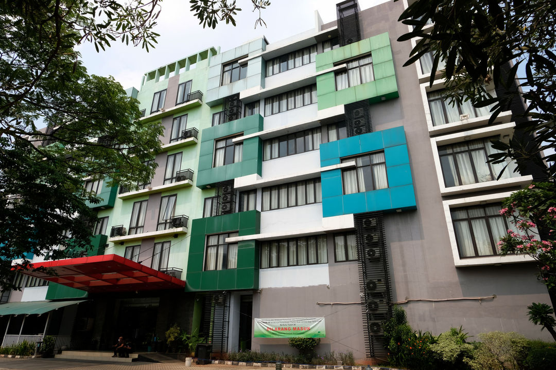 <p>Suasana The Green Hotel, Bekasi, Jawa Barat, Kamis, 24 September 2020. Hotel ini mengajukan untuk tempat isolasi mandiri pasien Covid-19 ke pemerintah kota Bekasi setelah mendapatkan rekomendasi dari Perhimpunan Hotel dan Restoran Indonesia (PHRI) karena sudah berpengalaman dijadikan tempat isolasi sebelumnya. Dengan menyediakan total 90 kamar di dua lantai hotel ini diharapkan dapat membantu pemerintah dalam mengantisipasi lonjakan pasien Covid-19. Foto: Ismail Pohan/TrenAsia</p>
