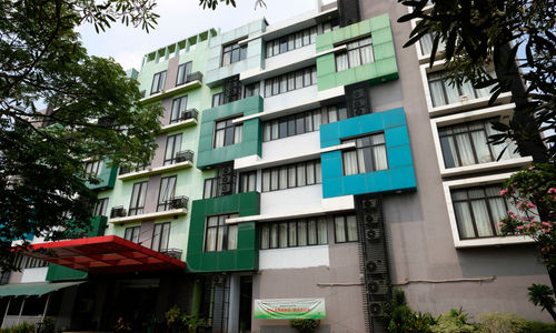 <p>Suasana The Green Hotel, Bekasi, Jawa Barat, Kamis, 24 September 2020. Hotel ini mengajukan untuk tempat isolasi mandiri pasien Covid-19 ke pemerintah kota Bekasi setelah mendapatkan rekomendasi dari Perhimpunan Hotel dan Restoran Indonesia (PHRI) karena sudah berpengalaman dijadikan tempat isolasi sebelumnya. Dengan menyediakan total 90 kamar di dua lantai hotel ini diharapkan dapat membantu pemerintah dalam mengantisipasi lonjakan pasien Covid-19. Foto: Ismail Pohan/TrenAsia</p>
