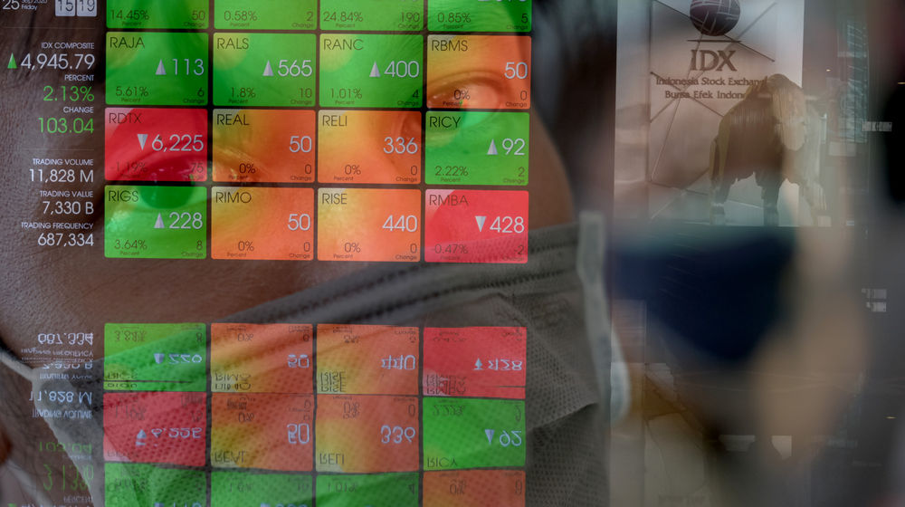 <p>Wajah dengan latar layar pergerakan Indeks Harga Saham Gabungan (IHSG) diambil secara multi exposure di Gedung Bursa Efek Indonesia (BEI), Jakarta, Jum’at, 25 September 2020. Indek Harga Saham Gabungan (IHSG) berhasil bangkit dan ditutup menguat 103,03 poin atau 2,13 persen ke posisi 4.945,79 pada hari ini, setelah empat hari beruntun parkir di zona merah. Penguatan indeks hari ini ditopang kenaikan saham-saham berkapitalisasi jumbo alias big caps. Foto: Ismail Pohan/TrenAsia</p>
