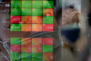<p>Wajah dengan latar layar pergerakan Indeks Harga Saham Gabungan (IHSG) diambil secara multi exposure di Gedung Bursa Efek Indonesia (BEI), Jakarta, Jum’at, 25 September 2020. Indek Harga Saham Gabungan (IHSG) berhasil bangkit dan ditutup menguat 103,03 poin atau 2,13 persen ke posisi 4.945,79 pada hari ini, setelah empat hari beruntun parkir di zona merah. Penguatan indeks hari ini ditopang kenaikan saham-saham berkapitalisasi jumbo alias big caps. Foto: Ismail Pohan/TrenAsia</p>
