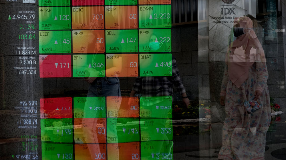 <p>Karyawan beraktivitas dengan latar layar pergerakan Indeks Harga Saham Gabungan (IHSG) diambil secara multi exposure di Gedung Bursa Efek Indonesia (BEI), Jakarta, Jum’at, 25 September 2020. Indek Harga Saham Gabungan (IHSG) berhasil bangkit dan ditutup menguat 103,03 poin atau 2,13 persen ke posisi 4.945,79 pada hari ini, setelah empat hari beruntun parkir di zona merah. Penguatan indeks hari ini ditopang kenaikan saham-saham berkapitalisasi jumbo alias big caps. Foto: Ismail Pohan/TrenAsia</p>
