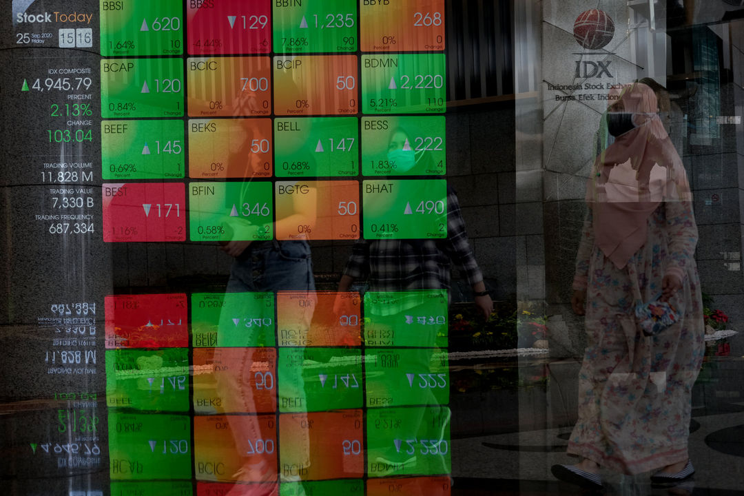 <p>Karyawan beraktivitas dengan latar layar pergerakan Indeks Harga Saham Gabungan (IHSG) diambil secara multi exposure di Gedung Bursa Efek Indonesia (BEI), Jakarta, Jum&#8217;at, 25 September 2020. Indek Harga Saham Gabungan (IHSG) berhasil bangkit dan ditutup menguat 103,03 poin atau 2,13 persen ke posisi 4.945,79 pada hari ini, setelah empat hari beruntun parkir di zona merah. Penguatan indeks hari ini ditopang kenaikan saham-saham berkapitalisasi jumbo alias big caps. Foto: Ismail Pohan/TrenAsia</p>
