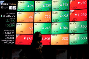 <p>Awak media melakukan peliputan dengan latar belakang layar pergerakan Indeks Harga Saham Gabungan (IHSG) di Gedung Bursa Efek Indonesia (BEI), Jakarta, Jum’at, 25 September 2020. Indek Harga Saham Gabungan (IHSG) berhasil bangkit dan ditutup menguat 103,03 poin atau 2,13 persen ke posisi 4.945,79 pada hari ini, setelah empat hari beruntun parkir di zona merah. Penguatan indeks hari ini ditopang kenaikan saham-saham berkapitalisasi jumbo alias big caps. Foto: Ismail Pohan/TrenAsia</p>
