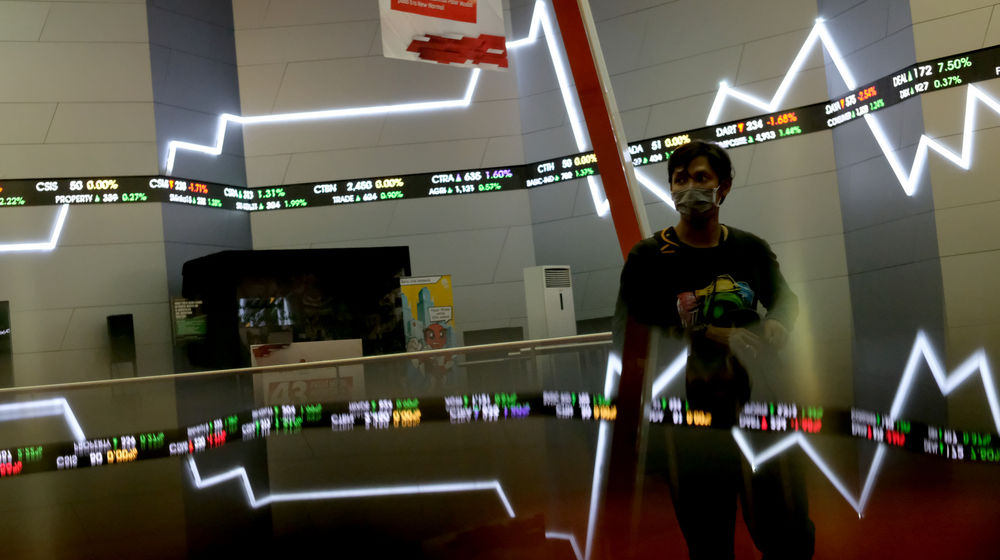 <p>Pewarta beraktivitas dengan latar belakang pergerakan Indeks Harga Saham Gabungan (IHSG) di Gedung Bursa Efek Indonesia (BEI), Jakarta, Jum’at, 25 September 2020. Indek Harga Saham Gabungan (IHSG) berhasil bangkit dan ditutup menguat 103,03 poin atau 2,13 persen ke posisi 4.945,79 pada hari ini, setelah empat hari beruntun parkir di zona merah. Penguatan indeks hari ini ditopang kenaikan saham-saham berkapitalisasi jumbo alias big caps. Foto: Ismail Pohan/TrenAsia</p>
