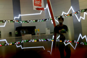 <p>Pewarta beraktivitas dengan latar belakang pergerakan Indeks Harga Saham Gabungan (IHSG) di Gedung Bursa Efek Indonesia (BEI), Jakarta, Jum’at, 25 September 2020. Indek Harga Saham Gabungan (IHSG) berhasil bangkit dan ditutup menguat 103,03 poin atau 2,13 persen ke posisi 4.945,79 pada hari ini, setelah empat hari beruntun parkir di zona merah. Penguatan indeks hari ini ditopang kenaikan saham-saham berkapitalisasi jumbo alias big caps. Foto: Ismail Pohan/TrenAsia</p>
