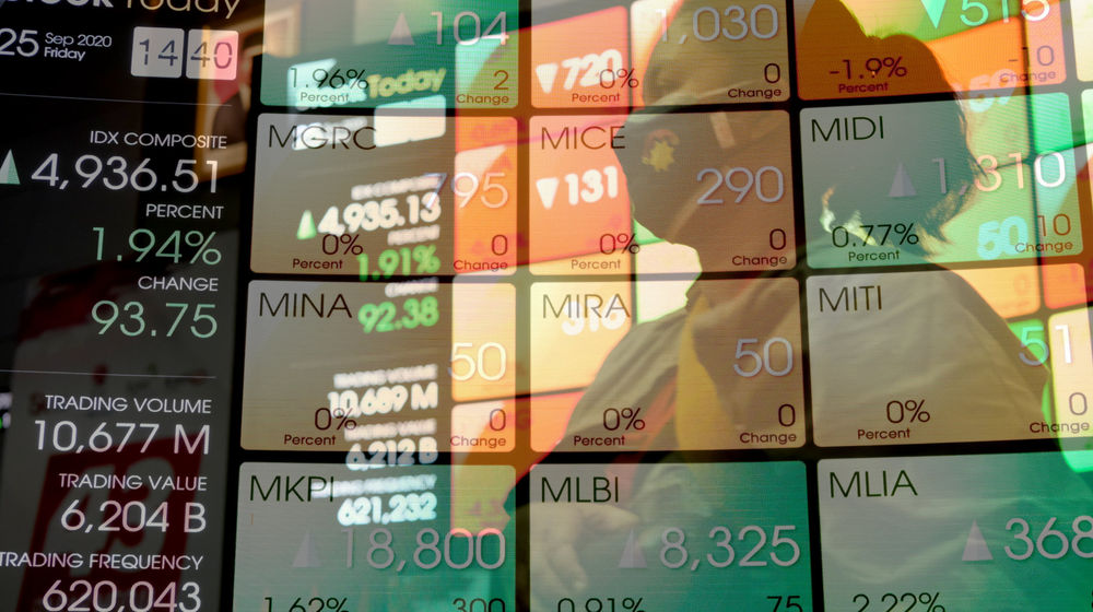<p>Pewarta beraktivitas dengan latar belakang layar pergerakan Indeks Harga Saham Gabungan (IHSG) di Gedung Bursa Efek Indonesia (BEI), Jakarta, Jum’at, 25 September 2020. Foto: Ismail Pohan/TrenAsia</p>
