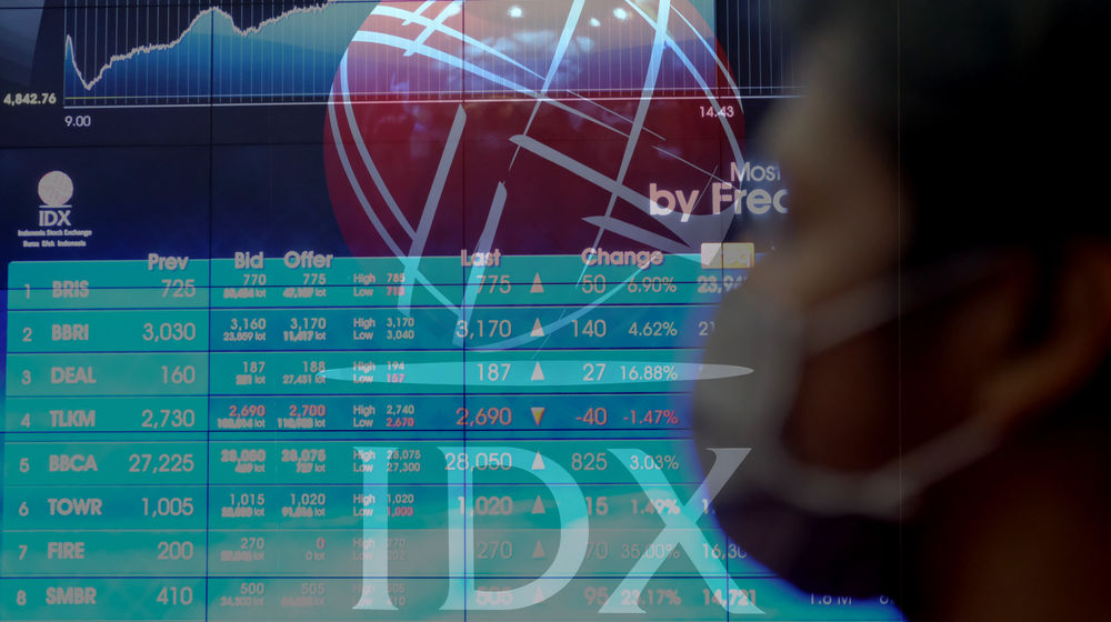 <p>Pewarta memperhatikan pergerakan Indeks Harga Saham Gabungan (IHSG) di Gedung Bursa Efek Indonesia (BEI), Jakarta, Jum’at, 25 September 2020. Foto: Ismail Pohan/TrenAsia</p>
