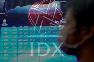 <p>Pewarta memperhatikan pergerakan Indeks Harga Saham Gabungan (IHSG) di Gedung Bursa Efek Indonesia (BEI), Jakarta, Jum’at, 25 September 2020. Foto: Ismail Pohan/TrenAsia</p>
