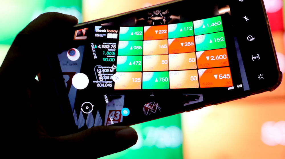 <p>Pewarta mengambil gambar layar pergerakan Indeks Harga Saham Gabungan (IHSG) di Gedung Bursa Efek Indonesia (BEI), Jakarta, Jumat, 25 September 2020. Foto: Ismail Pohan/TrenAsia</p>
