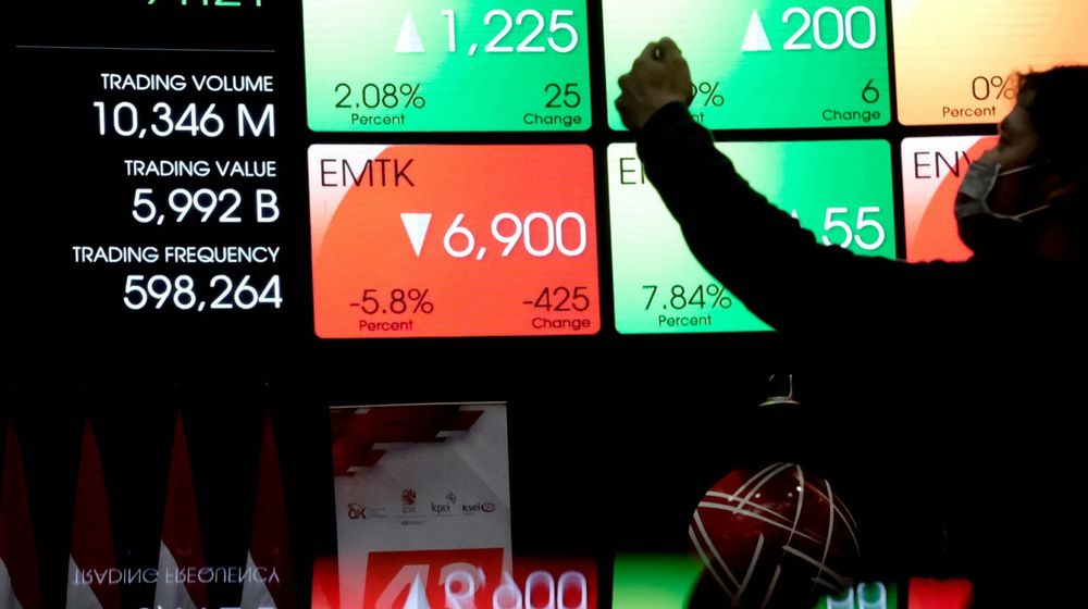 <p>Pewarta mengambil gambar layar pergerakan Indeks Harga Saham Gabungan (IHSG) di Gedung Bursa Efek Indonesia (BEI), Jakarta, Jum’at, 25 September 2020. Indek Harga Saham Gabungan (IHSG) berhasil bangkit dan ditutup menguat 103,03 poin atau 2,13 persen ke posisi 4.945,79 pada hari ini, setelah empat hari beruntun parkir di zona merah. Penguatan indeks hari ini ditopang kenaikan saham-saham berkapitalisasi jumbo alias big caps. Foto: Ismail Pohan/TrenAsia</p>
