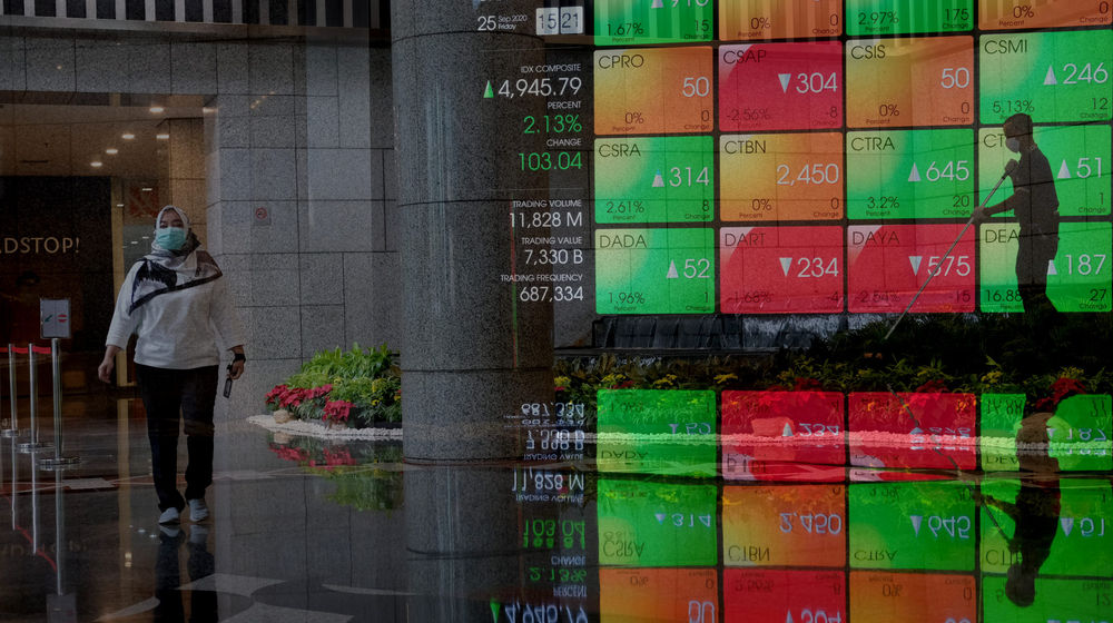 <p>Karyawan beraktivitas dengan latar belakang layar pergerakan Indeks Harga Saham Gabungan (IHSG) di Gedung Bursa Efek Indonesia (BEI), Jakarta, Jum’at, 25 September 2020. Indek Harga Saham Gabungan (IHSG) berhasil bangkit dan ditutup menguat 103,03 poin atau 2,13 persen ke posisi 4.945,79 pada hari ini, setelah empat hari beruntun parkir di zona merah. Penguatan indeks hari ini ditopang kenaikan saham-saham berkapitalisasi jumbo alias big caps. Foto: Ismail Pohan/TrenAsia</p>
