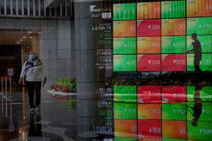 <p>Karyawan beraktivitas dengan latar belakang layar pergerakan Indeks Harga Saham Gabungan (IHSG) di Gedung Bursa Efek Indonesia (BEI), Jakarta, Jum’at, 25 September 2020. Indek Harga Saham Gabungan (IHSG) berhasil bangkit dan ditutup menguat 103,03 poin atau 2,13 persen ke posisi 4.945,79 pada hari ini, setelah empat hari beruntun parkir di zona merah. Penguatan indeks hari ini ditopang kenaikan saham-saham berkapitalisasi jumbo alias big caps. Foto: Ismail Pohan/TrenAsia</p>
