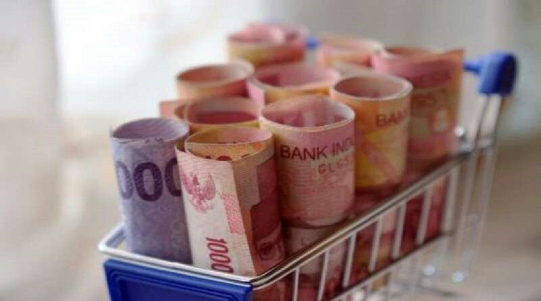 <p>Ilustrasi uang rupiah di bank / Shutterstock</p>
