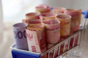 <p>Ilustrasi uang rupiah di bank / Shutterstock</p>
