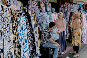 <p>Pembeli memilih produk kain di Pasar Tekstil Cipadu, Tangerang, Banten, Kamis, 17 September 2020. Sekretaris Jenderal Asosiasi Produsen Serat dan Benang Filament Indonesia (APSyFI), Redma Gita Wirawasta mengatakan, penerapan kebijakan Pembatasan Sosial Berskala Besar (PSBB) total DKI Jakarta akan berdampak pada penyerapan produksi tekstil hulu maupun hilir dan berpotensi kehilangan pendapatan US$ 3 miliar per bulan. Foto:Ismail Pohan/TrenAsia</p>
