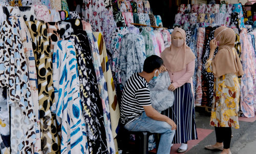 <p>Pembeli memilih produk kain di Pasar Tekstil Cipadu, Tangerang, Banten, Kamis, 17 September 2020. Sekretaris Jenderal Asosiasi Produsen Serat dan Benang Filament Indonesia (APSyFI), Redma Gita Wirawasta mengatakan, penerapan kebijakan Pembatasan Sosial Berskala Besar (PSBB) total DKI Jakarta akan berdampak pada penyerapan produksi tekstil hulu maupun hilir dan berpotensi kehilangan pendapatan US$ 3 miliar per bulan. Foto:Ismail Pohan/TrenAsia</p>