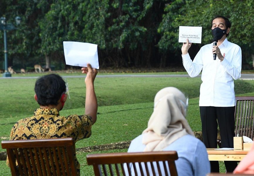 <p>Presiden Joko Wododo saat memberikan bantuan modal kerja untuk UMKM di Istana Bogor / Setneg.go.id</p>
