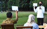 <p>Presiden Joko Wododo saat memberikan bantuan modal kerja untuk UMKM di Istana Bogor / Setneg.go.id</p>
