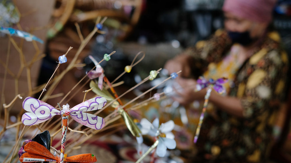 <p>Produk kerajinan dari bahan limbah sampah plastik di rumah yang dijadikan pondok kreasi lansia bernama Lumintu di Kecamatan Pinang, Tangerang, Banten, Sabtu, 19 September 2020. Nama Lumintu sendiri merupakan singkatan dari “Lumayan Itung-Itung Nunggu Tutup Usia” yang didirikan sejak tahun 1998 ini, sudah ada sekitar 40 lansia yang ikut ambil andil dalam memproduksi kerajinan anyaman dari bahan limbah sampah plastik menjadi, keranjang, tikar, tas, dompet, dan aksesoris lainnya yang unik. Produk yang awalnya dijual dengan berkeliling kampung ini kini telah merambah ke pasar nasional bahkan internasional dan diharapkan mampu meningkatkan perekonomian di Indonesia. Foto: Ismail Pohan/TrenAsia</p>
