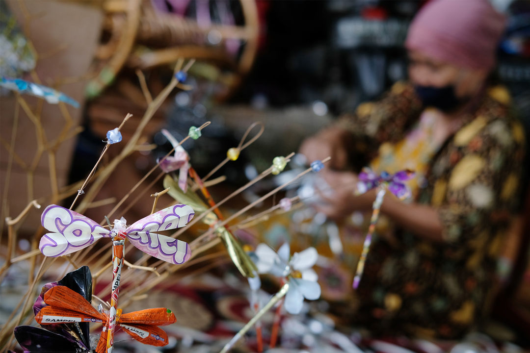 <p>Produk kerajinan dari bahan limbah sampah plastik di rumah yang dijadikan pondok kreasi lansia bernama Lumintu di Kecamatan Pinang, Tangerang, Banten, Sabtu, 19 September 2020. Nama Lumintu sendiri merupakan singkatan dari &#8220;Lumayan Itung-Itung Nunggu Tutup Usia&#8221; yang didirikan sejak tahun 1998 ini, sudah ada sekitar 40 lansia yang ikut ambil andil dalam memproduksi kerajinan anyaman dari bahan limbah sampah plastik menjadi, keranjang, tikar, tas, dompet, dan aksesoris lainnya yang unik. Produk yang awalnya dijual dengan berkeliling kampung ini kini telah merambah ke pasar nasional bahkan internasional dan diharapkan mampu meningkatkan perekonomian di Indonesia. Foto: Ismail Pohan/TrenAsia</p>
