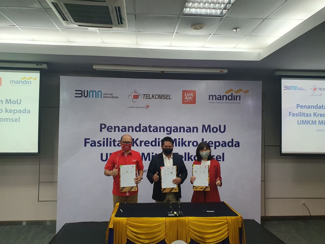 <p>Direktur Utama Telkomsel Setyanto Hantoro, Wakil Direktur Utama Bank Mandiri Hery Gunardi dan  Direktur Utama LinkAja, Haryati Lawidjaja saat penandatanganan nota kesepahaman antara Telkomsel bersama Bank Mandiri dan LinkAja memberikan kemudahan kredit usaha bagi UMKM di Jakarta, Selasa (9/8). Inisiatif tersebut akan memberikan kredit usaha mikro kepada Telkomsel Reseller Agent, sebagai bagian dari segmen UMKM, yang dapat dimanfaatkan sebagai modal kerja untuk membeli stok pulsa dan paket data Telkomsel. Bantuan akan diberikan oleh Bank Mandiri dalam bentuk saldo LinkAja.</p>
