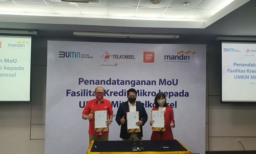 <p>Direktur Utama Telkomsel Setyanto Hantoro, Wakil Direktur Utama Bank Mandiri Hery Gunardi dan  Direktur Utama LinkAja, Haryati Lawidjaja saat penandatanganan nota kesepahaman antara Telkomsel bersama Bank Mandiri dan LinkAja memberikan kemudahan kredit usaha bagi UMKM di Jakarta, Selasa (9/8). Inisiatif tersebut akan memberikan kredit usaha mikro kepada Telkomsel Reseller Agent, sebagai bagian dari segmen UMKM, yang dapat dimanfaatkan sebagai modal kerja untuk membeli stok pulsa dan paket data Telkomsel. Bantuan akan diberikan oleh Bank Mandiri dalam bentuk saldo LinkAja.</p>
