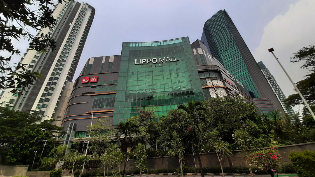 <p>Lanskap bangunan pusat perbelanjaan Lippo Mall Puri, di kawasan Jakarta Barat, Minggu, 6 September 2020. PT Lippo Karawaci Tbk (LPKR) menjual kepemilikan atas Lippo Mall Puri yang saat ini dikelola oleh anak usahanya PT Mandiri Cipta Gemilang (MCG) kepada penjual yang juga merupakan pihak yang terafiliasi dengannya yakni PT Puri Bintang Terang (PBT). Nilai transaksi pengalihan diperkirakan sebesar total Rp 3,50 triliun, belum termasuk PPN, Rencana transaksi dilaksanakan merupakan bagian dari strategi asset-light yang dijalankan perseroan dan dilakukan untuk meningkatkan likuiditas perseroan dan hasil yang akan diterima oleh perseroan dari pelaksanaan rencana transaksi akan digunakan antara lain untuk membiayai kegiatan operasional perseroan. Foto: Ismail Pohan/TrenAsia</p>
