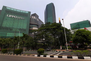 <p>Lanskap bangunan pusat perbelanjaan Lippo Mall Puri, di kawasan Jakarta Barat, Minggu, 6 September 2020. PT Lippo Karawaci Tbk (LPKR) menjual kepemilikan atas Lippo Mall Puri yang saat ini dikelola oleh anak usahanya PT Mandiri Cipta Gemilang (MCG) kepada penjual yang juga merupakan pihak yang terafiliasi dengannya yakni PT Puri Bintang Terang (PBT). Nilai transaksi pengalihan diperkirakan sebesar total Rp 3,50 triliun, belum termasuk PPN, Rencana transaksi dilaksanakan merupakan bagian dari strategi asset-light yang dijalankan perseroan dan dilakukan untuk meningkatkan likuiditas perseroan dan hasil yang akan diterima oleh perseroan dari pelaksanaan rencana transaksi akan digunakan antara lain untuk membiayai kegiatan operasional perseroan. Foto: Ismail Pohan/TrenAsia</p>

