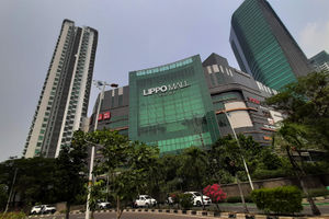 <p>Lanskap bangunan pusat perbelanjaan Lippo Mall Puri, di kawasan Jakarta Barat, Minggu, 6 September 2020. PT Lippo Karawaci Tbk (LPKR) menjual kepemilikan atas Lippo Mall Puri yang saat ini dikelola oleh anak usahanya PT Mandiri Cipta Gemilang (MCG) kepada penjual yang juga merupakan pihak yang terafiliasi dengannya yakni PT Puri Bintang Terang (PBT). Nilai transaksi pengalihan diperkirakan sebesar total Rp 3,50 triliun, belum termasuk PPN, Rencana transaksi dilaksanakan merupakan bagian dari strategi asset-light yang dijalankan perseroan dan dilakukan untuk meningkatkan likuiditas perseroan dan hasil yang akan diterima oleh perseroan dari pelaksanaan rencana transaksi akan digunakan antara lain untuk membiayai kegiatan operasional perseroan. Foto: Ismail Pohan/TrenAsia</p>
