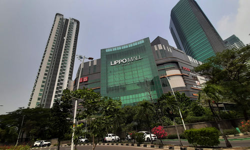<p>Lanskap bangunan pusat perbelanjaan Lippo Mall Puri, di kawasan Jakarta Barat, Minggu, 6 September 2020. PT Lippo Karawaci Tbk (LPKR) menjual kepemilikan atas Lippo Mall Puri yang saat ini dikelola oleh anak usahanya PT Mandiri Cipta Gemilang (MCG) kepada penjual yang juga merupakan pihak yang terafiliasi dengannya yakni PT Puri Bintang Terang (PBT). Nilai transaksi pengalihan diperkirakan sebesar total Rp 3,50 triliun, belum termasuk PPN, Rencana transaksi dilaksanakan merupakan bagian dari strategi asset-light yang dijalankan perseroan dan dilakukan untuk meningkatkan likuiditas perseroan dan hasil yang akan diterima oleh perseroan dari pelaksanaan rencana transaksi akan digunakan antara lain untuk membiayai kegiatan operasional perseroan. Foto: Ismail Pohan/TrenAsia</p>
