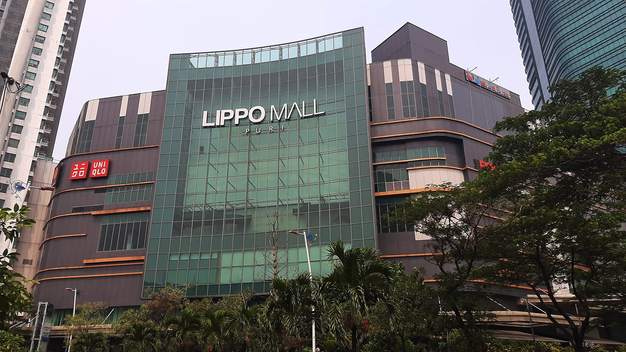 <p>Lanskap bangunan pusat perbelanjaan Lippo Mall Puri, di kawasan Jakarta Barat, Minggu, 6 September 2020. PT Lippo Karawaci Tbk (LPKR) menjual kepemilikan atas Lippo Mall Puri yang saat ini dikelola oleh anak usahanya PT Mandiri Cipta Gemilang (MCG) kepada penjual yang juga merupakan pihak yang terafiliasi dengannya yakni PT Puri Bintang Terang (PBT). Nilai transaksi pengalihan diperkirakan sebesar total Rp 3,50 triliun, belum termasuk PPN, Rencana transaksi dilaksanakan merupakan bagian dari strategi asset-light yang dijalankan perseroan dan dilakukan untuk meningkatkan likuiditas perseroan dan hasil yang akan diterima oleh perseroan dari pelaksanaan rencana transaksi akan digunakan antara lain untuk membiayai kegiatan operasional perseroan. Foto: Ismail Pohan/TrenAsia</p>
