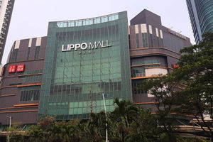 <p>Lanskap bangunan pusat perbelanjaan Lippo Mall Puri, di kawasan Jakarta Barat, Minggu, 6 September 2020. PT Lippo Karawaci Tbk (LPKR) menjual kepemilikan atas Lippo Mall Puri yang saat ini dikelola oleh anak usahanya PT Mandiri Cipta Gemilang (MCG) kepada penjual yang juga merupakan pihak yang terafiliasi dengannya yakni PT Puri Bintang Terang (PBT). Nilai transaksi pengalihan diperkirakan sebesar total Rp 3,50 triliun, belum termasuk PPN, Rencana transaksi dilaksanakan merupakan bagian dari strategi asset-light yang dijalankan perseroan dan dilakukan untuk meningkatkan likuiditas perseroan dan hasil yang akan diterima oleh perseroan dari pelaksanaan rencana transaksi akan digunakan antara lain untuk membiayai kegiatan operasional perseroan. Foto: Ismail Pohan/TrenAsia</p>
